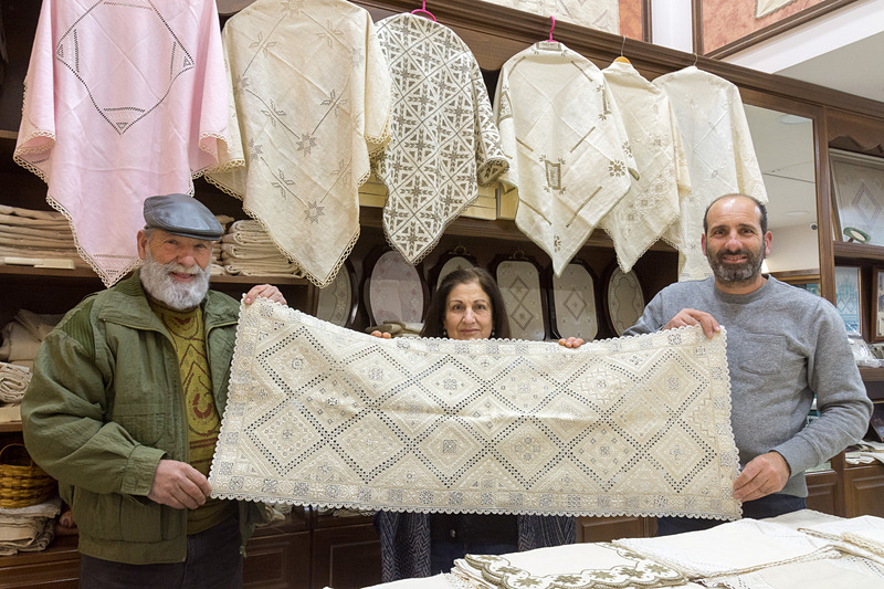 一家でレフカラレース屋を営むルビス・レース・アンド・シルバー（Rouvis Lace and Silver）