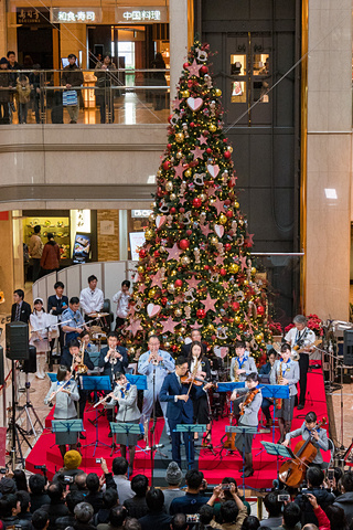 Ana 青いサンタクロースが羽田空港のクリスマスムードを盛り上げ Ana Team Haneda Orchestra のコンサートも国内線ターミナルで実施 トラベル Watch