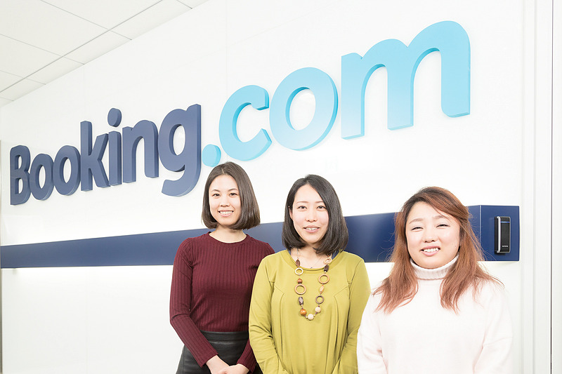 ブッキング・ドットコム・ジャパンの旅好き3名。左からキーアカウントマネージャーの古川亜弥さん、アウトバウンドエグゼクティブの上田奈実さん、ブッキングスイート部門パフォーマンスマネージャーの朴美善さん
