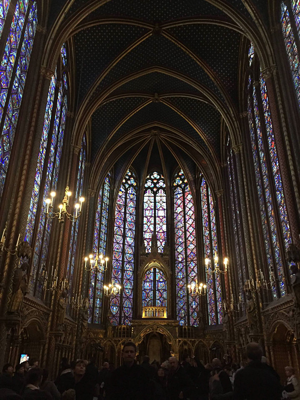 古川さんはステンドグラスが美しい1区のサント・シャペルへ