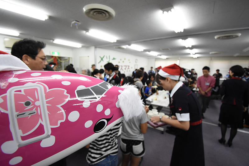 新さくらジンベエのモデルプレーンがパーティを見守る