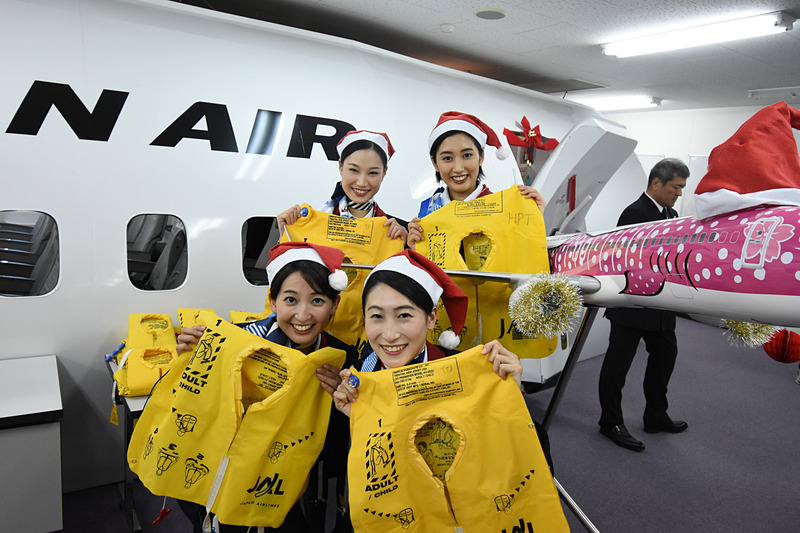 新さくらジンベエのモデルプレーンがパーティを見守る