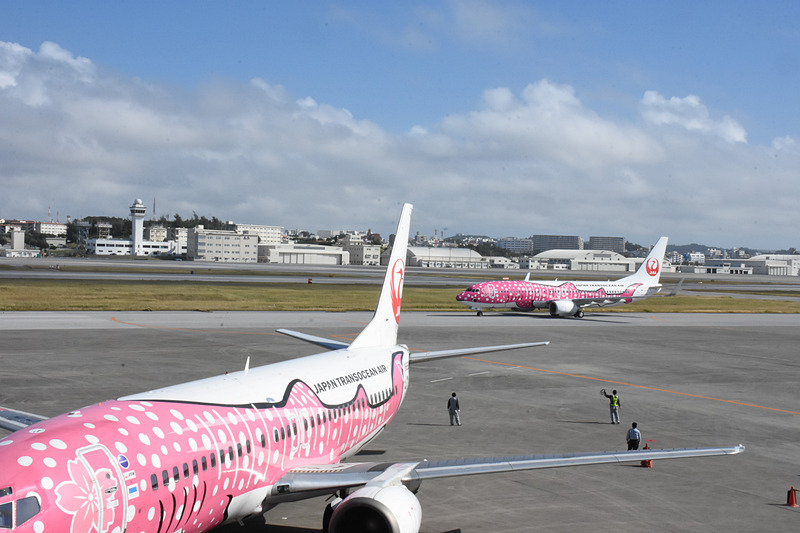 子供たちも見守るなか、メンテナンスセンター前へ