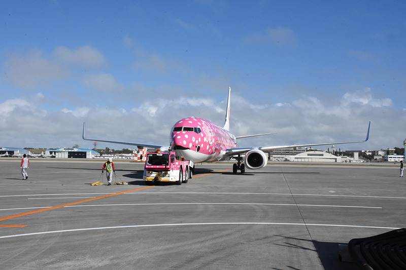 子供たちも見守るなか、メンテナンスセンター前へ