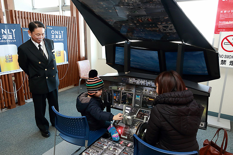 レバーやハンドルは実際に動かせるように制作されている