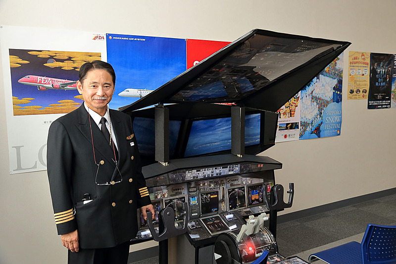 コクピット模型の説明を担当した北海道エアシステム 機長 廣田智範氏