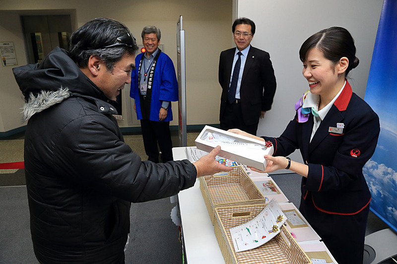 たった一つしか入っていない赤色玉は行列の最後の方で出現！　おめでとうございます！