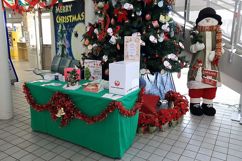 クリスマスツリー前に設置されたメッセージカードコーナー