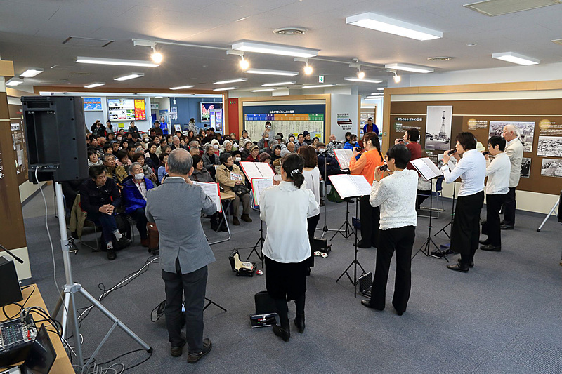 あらかじめ会場に用意された椅子はすべて埋まり、追加で椅子を用意するほど大勢の来場者が集まった