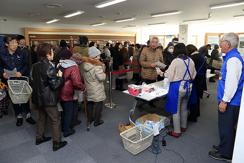 産直市は毎月行なわれており、毎回行列ができるほどの人気だ