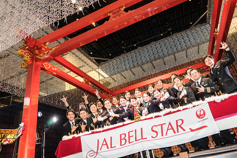 CAのハンドベル隊「ベルスター2017」とパイロット合唱隊「JAL空飛ぶ合唱団2017」