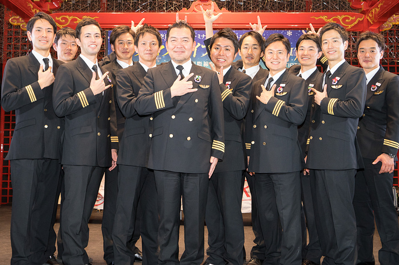 飛行機型のハンドサインで決めのポーズ