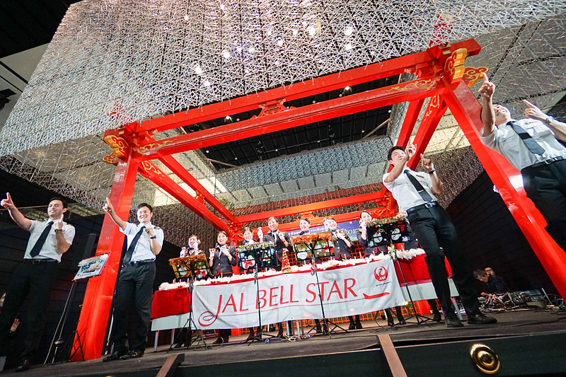 「恋」の演奏では「JAL空飛ぶ合唱団2017」の4名が「恋ダンス」を披露