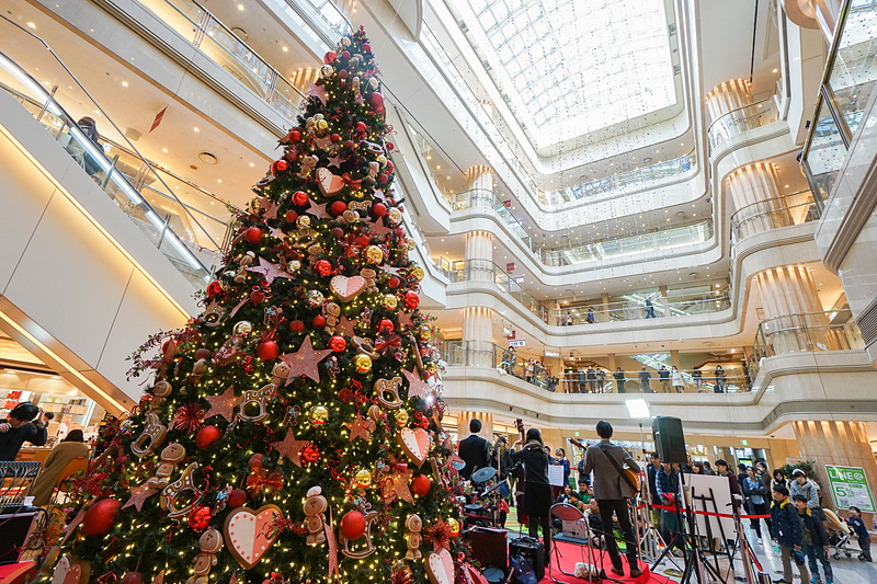 羽田空港第1旅客ターミナル2階 マーケットプレイスの広場には、巨大なクリスマスツリーが飾られていた