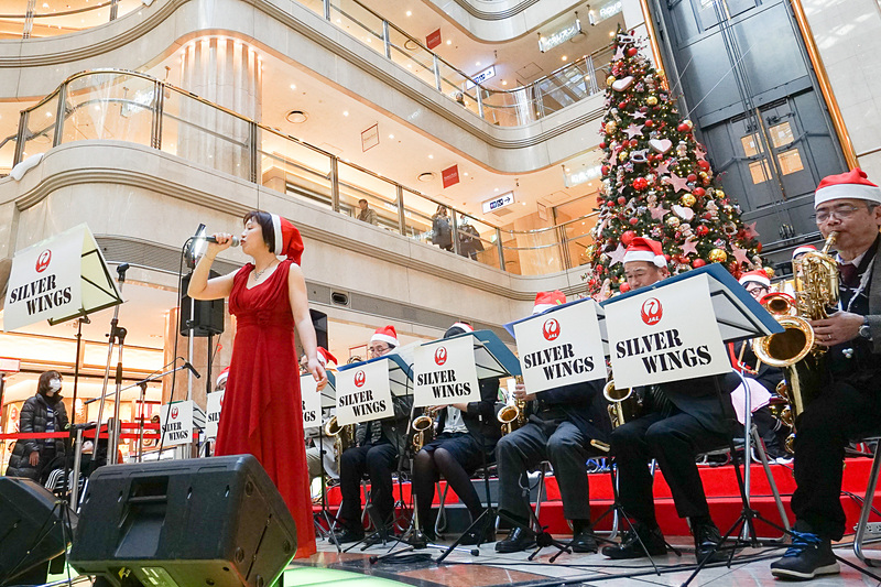 巨大なクリスマスツリー前でJAL JAZZビッグバンド「シルバーウイングス」が演奏