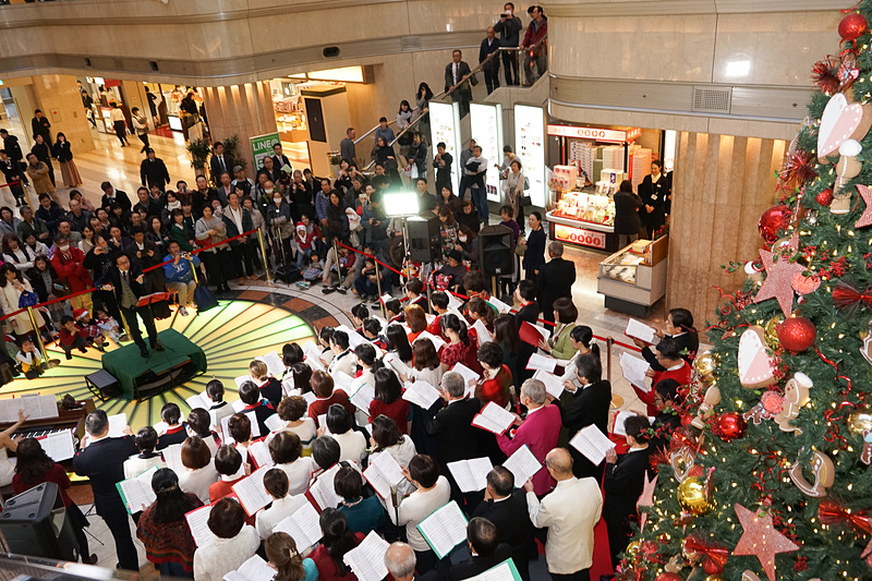 足を止めて聞き入る人も多い