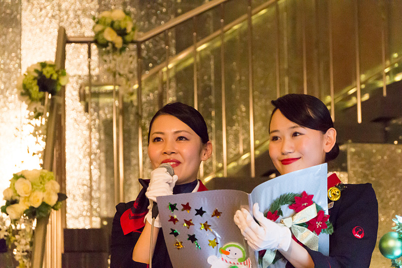 クリスマスイブということもあり、会場をクリスマスに見立てた便名でアナウンス。機長はもちろん、サンタクロース