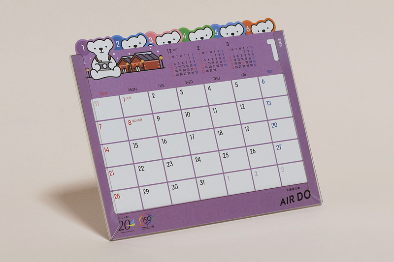 1冊500円（税別）で機内販売されている「AIR DOオリジナル2018卓上カレンダー」にも2つのロゴマークが入っている