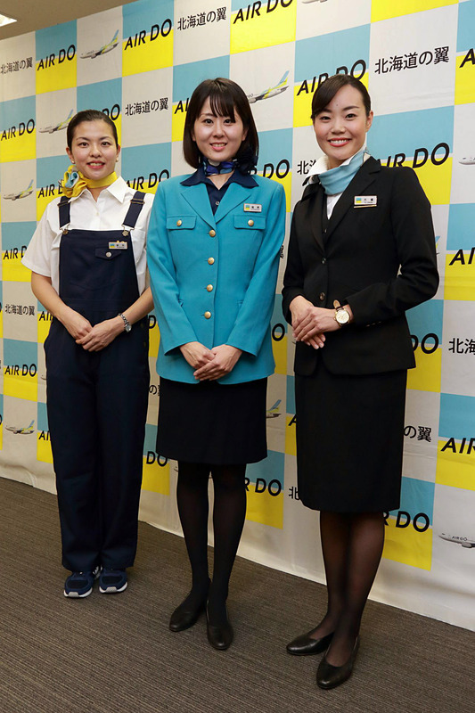 客室乗務員歴代の制服。初代（左）、2代目制服（中央）、現行（左）