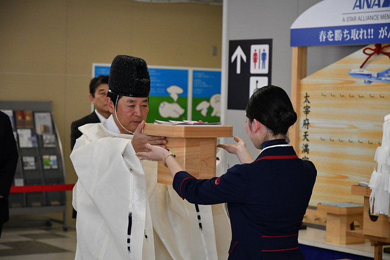 JAL、ANAの願い札を神職より受け取る