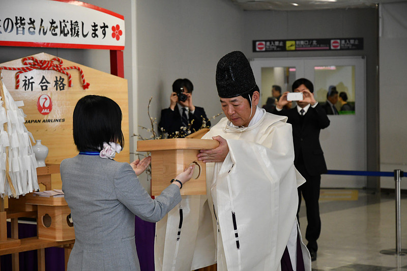 JAL、ANAの願い札を神職より受け取る