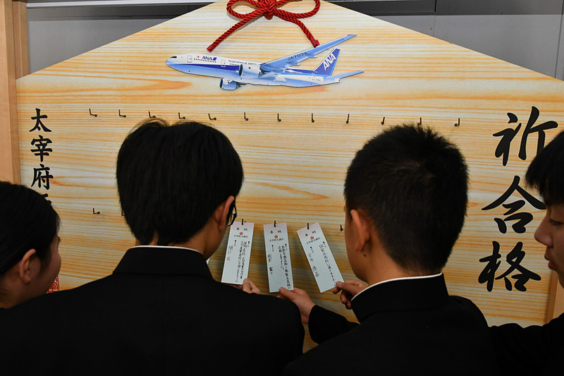 願い札を絵馬に掛ける