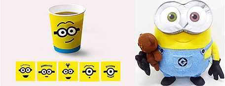 ミニオンデザインの紙コップ（左）と、機内に飾られるぬいぐるみ（右）
