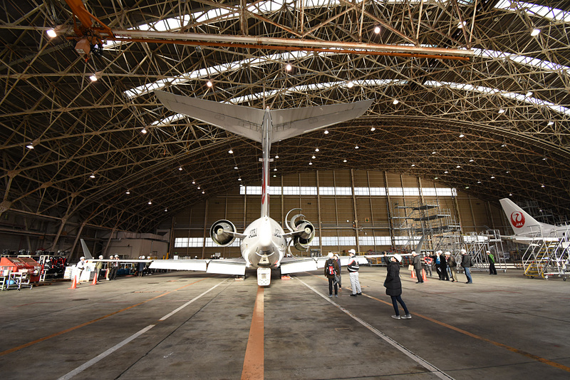 CRJ200型機の全景