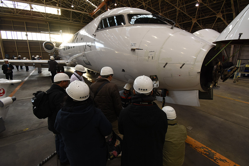 説明を聞く参加者たち