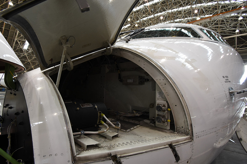 機体前方。メンテナンスハッチなども開いた状態