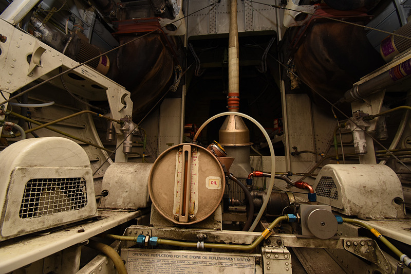 機体後部を下から潜り込むとアビオニクス（航空機向け電子機器）が見える