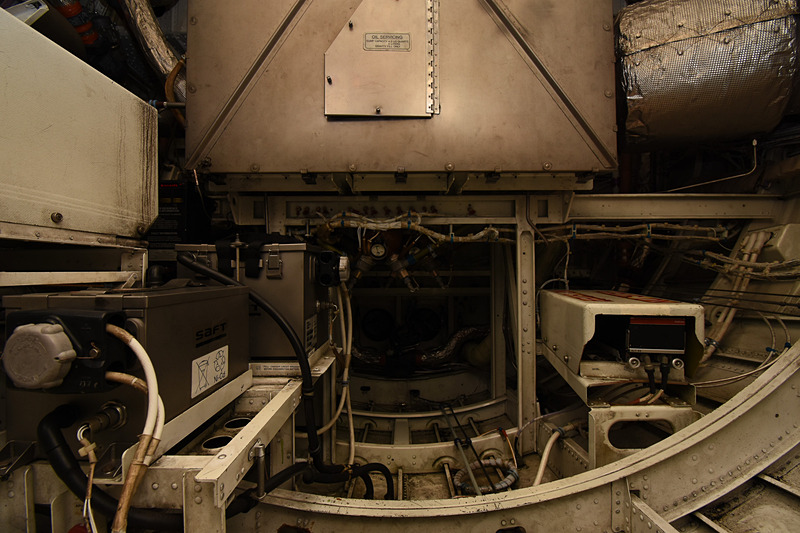 機体後部を下から潜り込むとアビオニクス（航空機向け電子機器）が見える