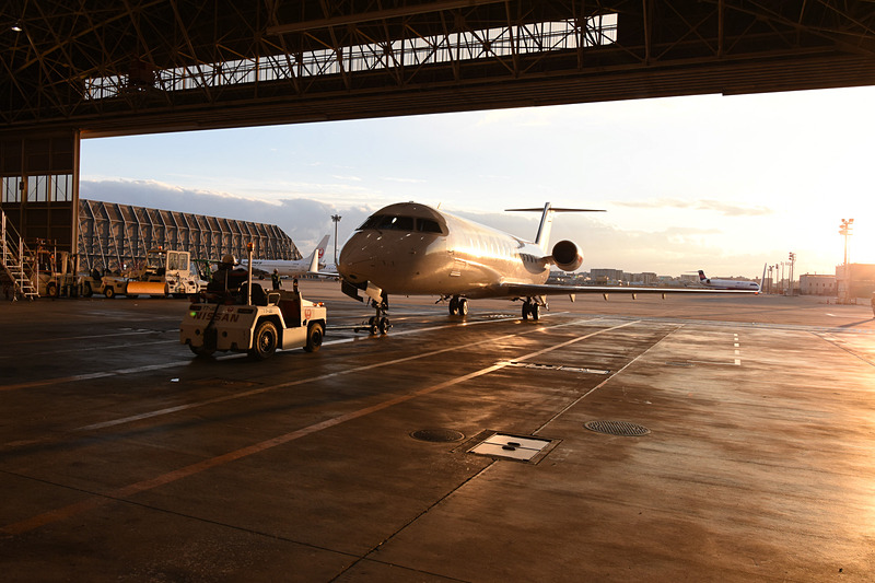 トーイングカーに押されて格納庫から出て行く