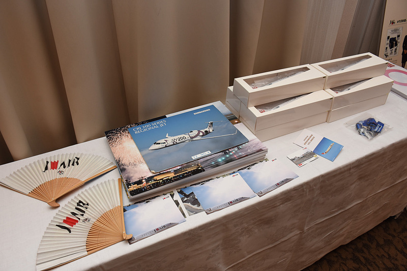 クイズ大会とじゃんけん大会で配られたプレゼント。モデルプレーンや紙レーター（イメージトレーニング用のコクピット写真）、フォトパネルなど