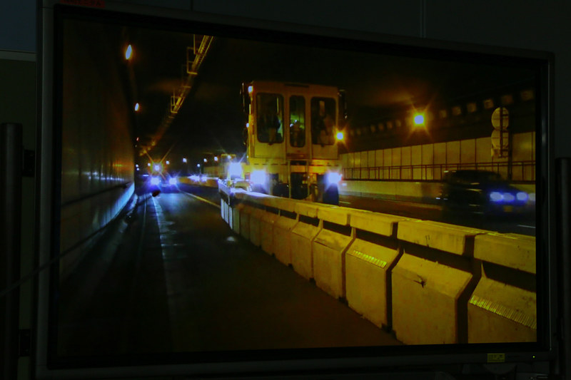 会見場ではBTMがコンクリート製の防護柵を移動させている様子が動画で紹介された