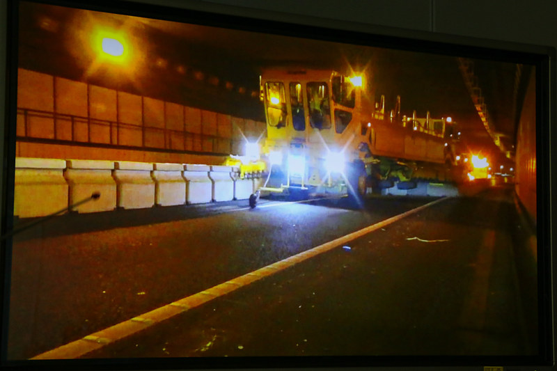 会見場ではBTMがコンクリート製の防護柵を移動させている様子が動画で紹介された