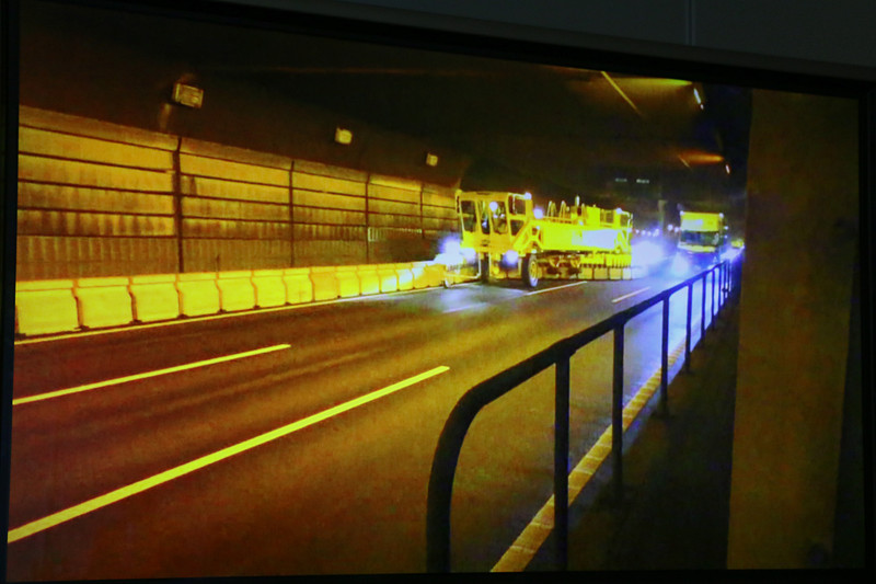 会見場ではBTMがコンクリート製の防護柵を移動させている様子が動画で紹介された