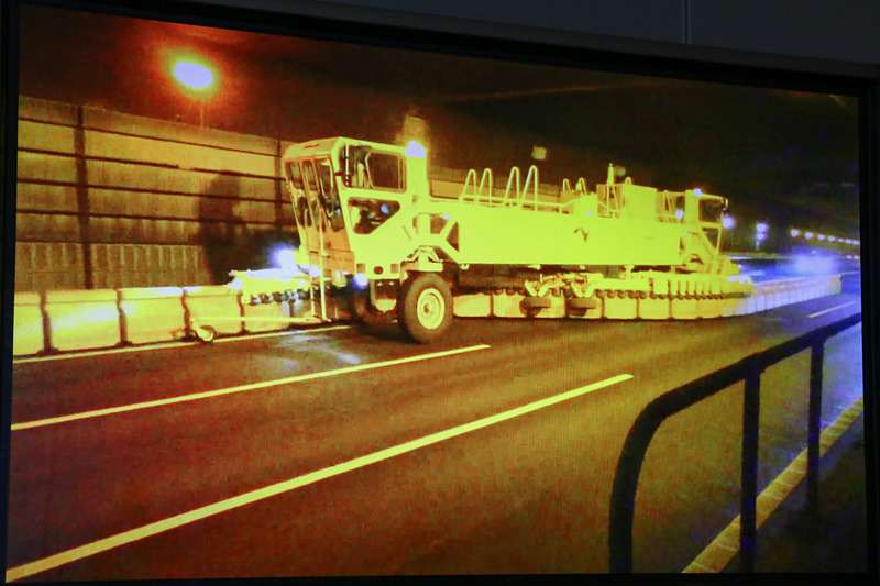 会見場ではBTMがコンクリート製の防護柵を移動させている様子が動画で紹介された