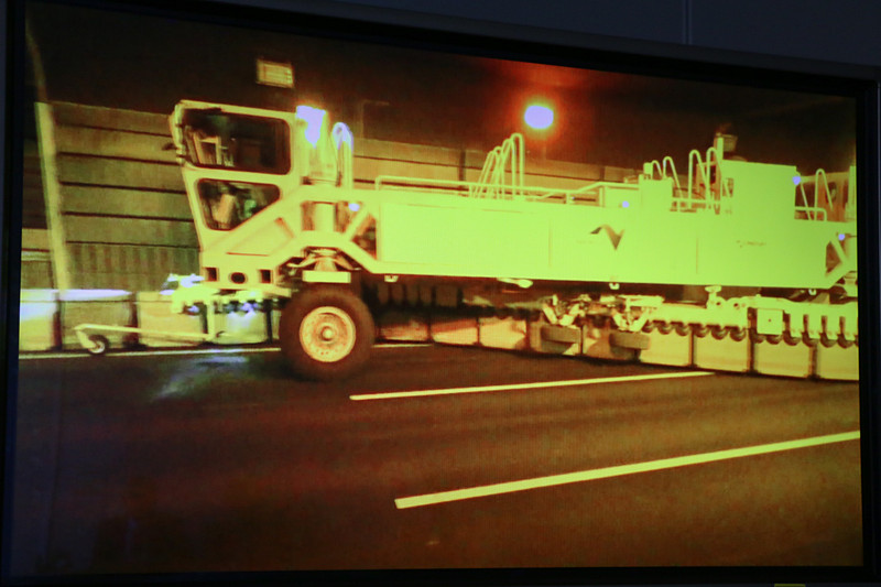 会見場ではBTMがコンクリート製の防護柵を移動させている様子が動画で紹介された