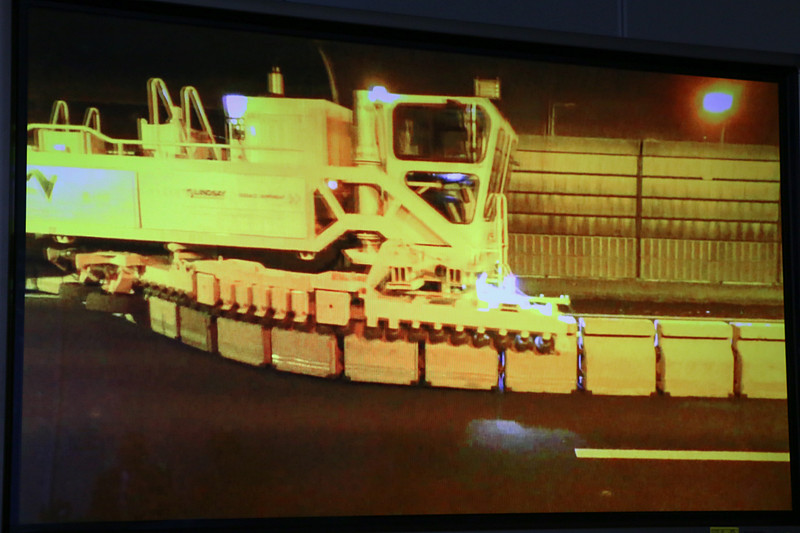 会見場ではBTMがコンクリート製の防護柵を移動させている様子が動画で紹介された