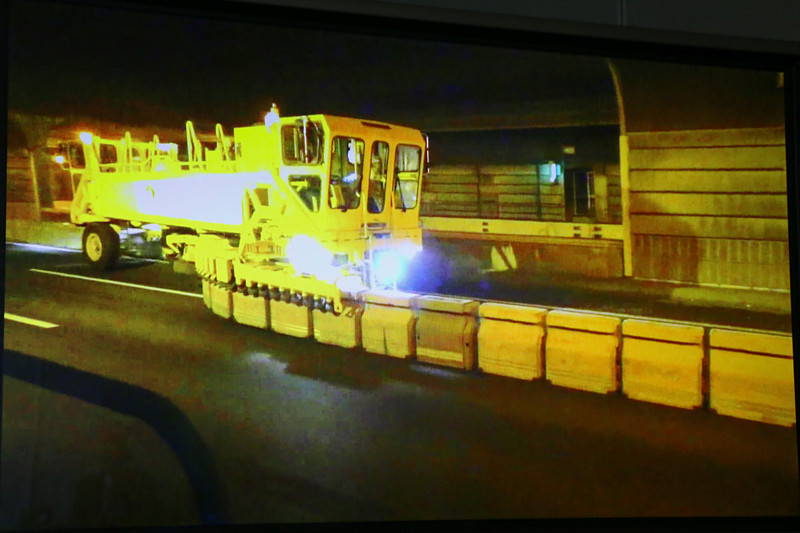 会見場ではBTMがコンクリート製の防護柵を移動させている様子が動画で紹介された