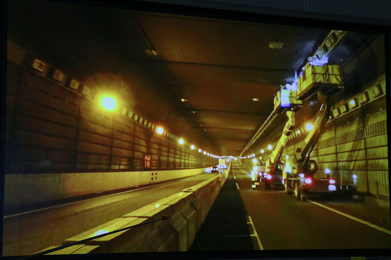 会見場ではBTMがコンクリート製の防護柵を移動させている様子が動画で紹介された