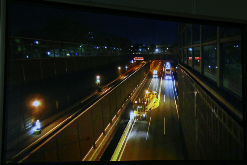 会見場ではBTMがコンクリート製の防護柵を移動させている様子が動画で紹介された