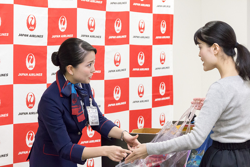 本戦への出場権をかけて接客スキルを競い合う。今年は女性スタッフが10名、男性スタッフ2名が参加