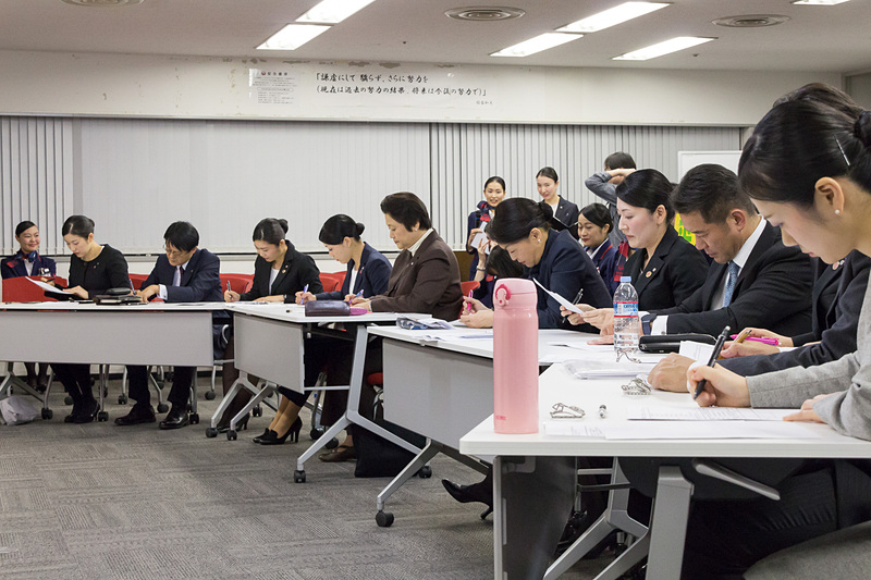 支店長や部長、教官クラスが、乗客に対して適切な言葉の使いどころや所作、思いやりがこもっているかなど厳しくチェック