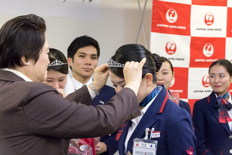 審査員長の屋敷氏から賞状、ティアラ、マントが最優秀賞の4名に贈られた