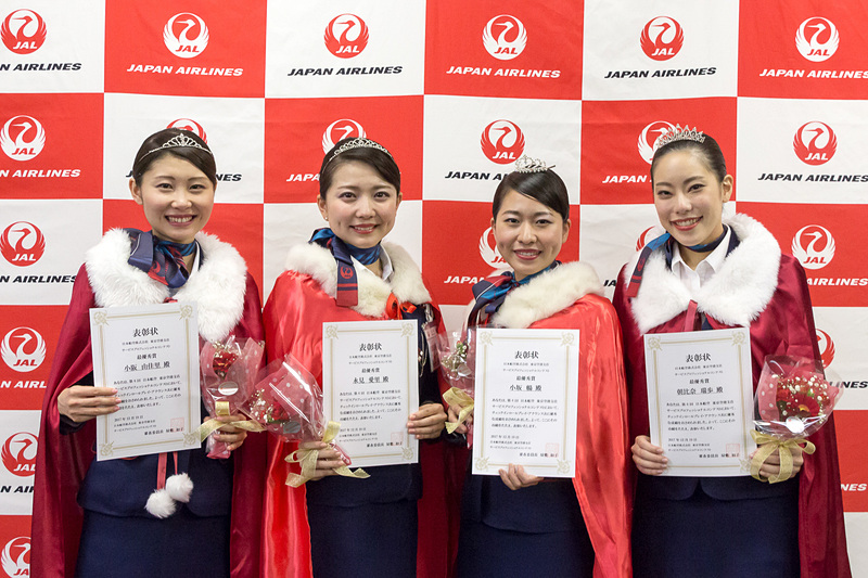 最優秀賞に輝いた4名。左から小阪由佳里氏、永見愛理氏、小坂暢氏、朝比奈瑞歩氏