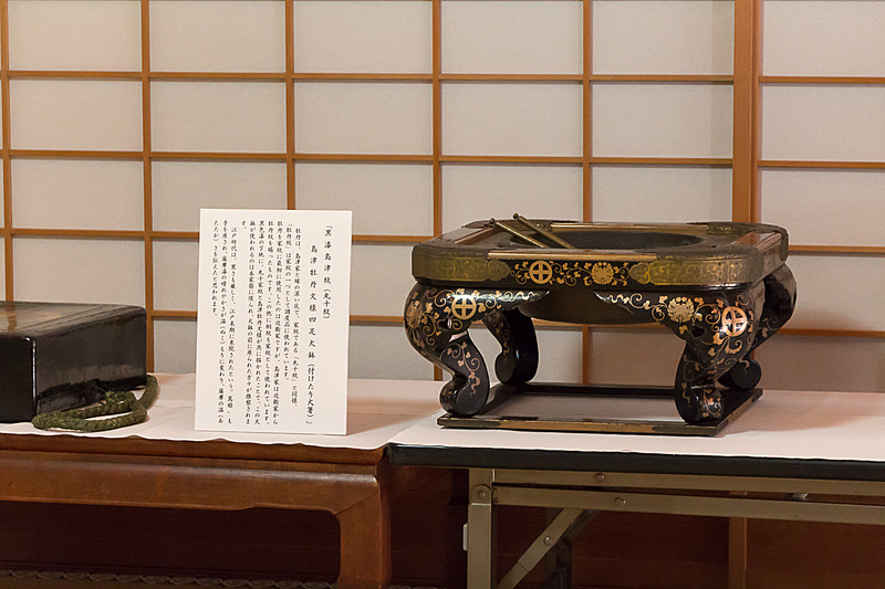 島津家の家紋「丸に十字」が入った火鉢や花見用の徳利に弁当箱。島津家から近衛家を経て徳川家に嫁いだ篤姫もお忍びで訪れたとされている