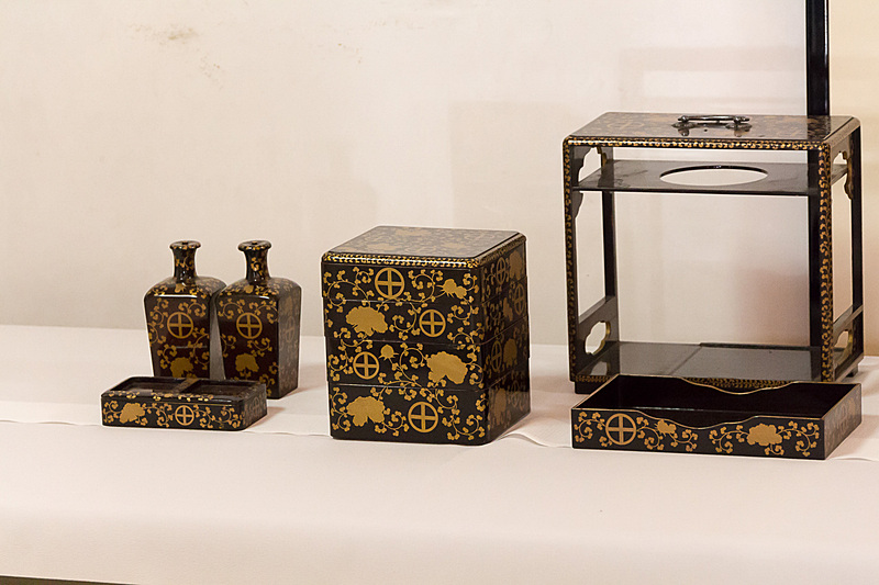 島津家の家紋「丸に十字」が入った火鉢や花見用の徳利に弁当箱。島津家から近衛家を経て徳川家に嫁いだ篤姫もお忍びで訪れたとされている