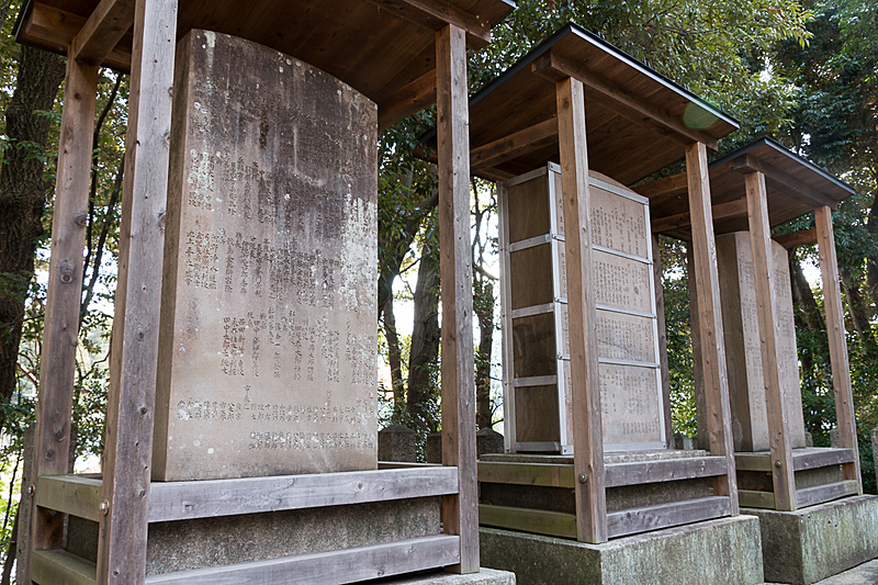 戦死した薩摩藩士524名を弔うために建てられた「東征戦亡の碑」。また、周辺は鳥羽伏見の戦いで威嚇するために大砲が置かれていたとも伝えられている